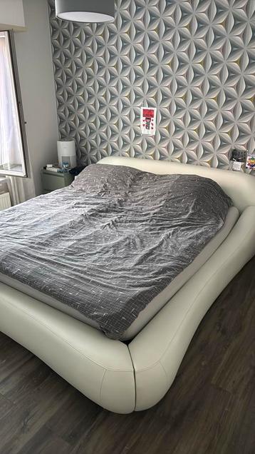 Bed 180/200 zeer goede staat beschikbaar voor biedingen