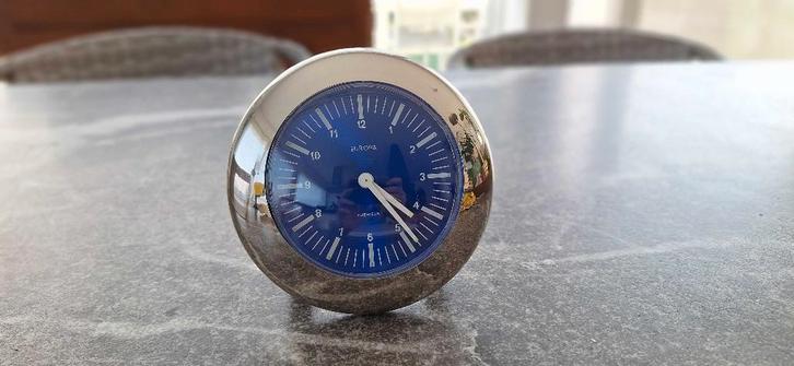 Klok Europa Uhren chrome clock met blauwe, Antiquités & Art, Antiquités | Horloges, Enlèvement ou Envoi