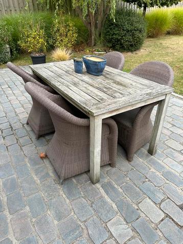 TuinTafel met 4 stoelen beschikbaar voor biedingen