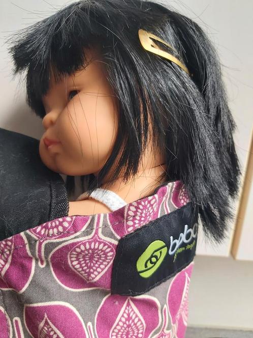Miniland Aziatische meisjespop in onderhemd met poppendrager, Kinderen en Baby's, Speelgoed | Poppen, Gebruikt, Ophalen of Verzenden