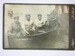 Photo 4 soldats allemands à bord d'un bateau à rames, premiè, Collections, Photo ou Poster, Autres, Enlèvement ou Envoi