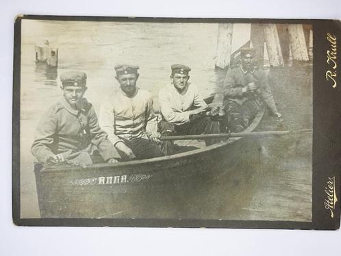 Photo 4 soldats allemands à bord d'un bateau à rames, premiè, Collections, Objets militaires | Général, Autres, Enlèvement ou Envoi