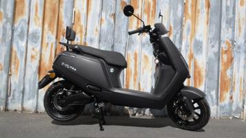Tout nouveau scooter électrique E-Ultra en noir mat,
