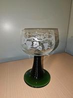 8 wijnglazen met groene voet, Ophalen, Zo goed als nieuw