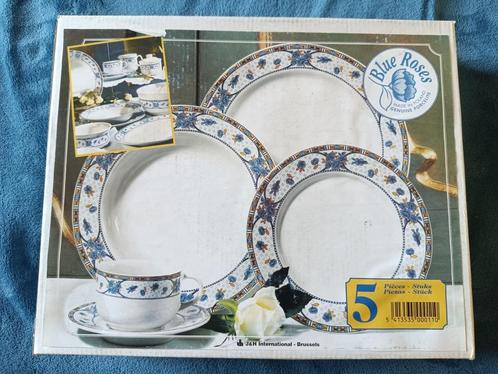 Service Porcelaine Neuve " Blue Rose ", Huis en Inrichting, Keuken | Servies, Nieuw, Bord(en), Porselein, Ophalen