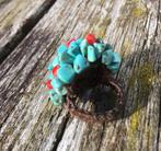 Gehaakte ring met turquoise en koraalsteentjes, Handtassen en Accessoires, Ringen, Overige materialen, Bruin, Nieuw, Ophalen of Verzenden