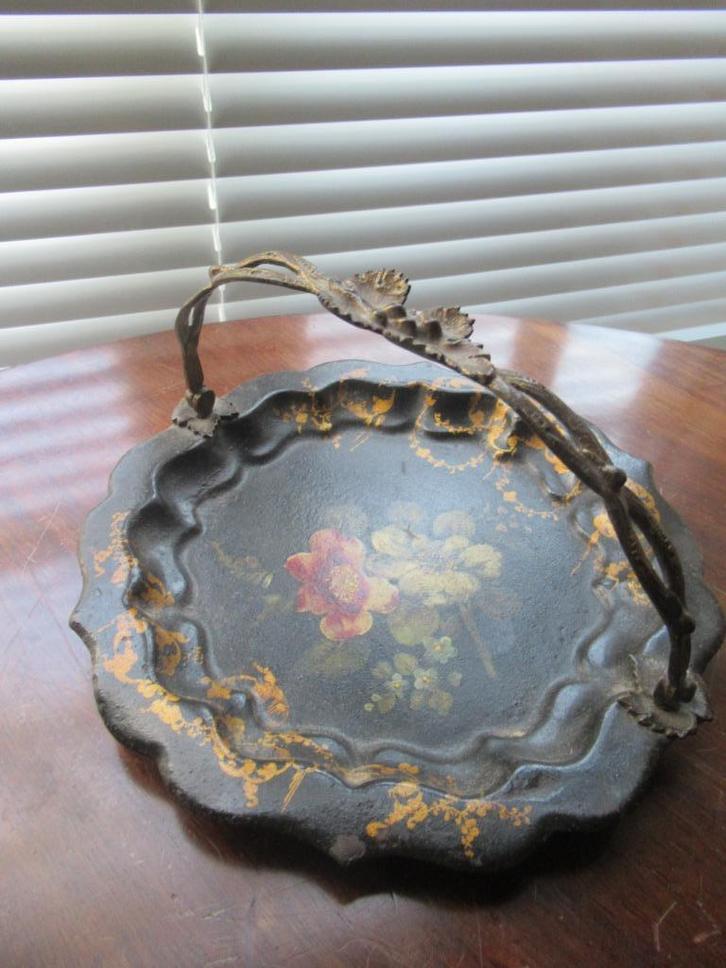 Fijn gedecoreerde metalen schaal, Antiek en Kunst, Antiek | Schalen, Ophalen of Verzenden