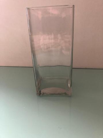 Vase rectangulaire en cristal disponible aux enchères