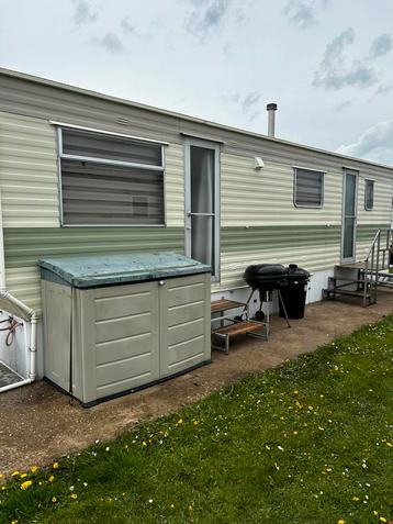 Stacaravan met 2 slaapkamers te koop met staanplaats, Vakantie