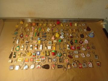 Collectie van meer dan 130 vintage sleutelhangers  beschikbaar voor biedingen