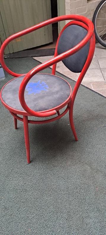 stoelen met metalen frame beschikbaar voor biedingen