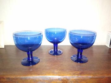 blauwe glas (vaas, glazen, karaffen, kopjes, flessen) beschikbaar voor biedingen