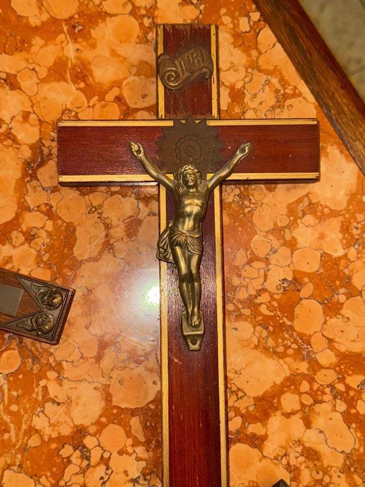 Groot antiek wandkruisbeeld van hout en metaal, Antiek en Kunst, Antiek | Religieuze voorwerpen, Ophalen of Verzenden