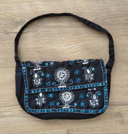 Damesavondtasje in satijnachtige stof, Handtassen en Accessoires, Tassen | Damestassen, Zo goed als nieuw, Avondtasje, Overige kleuren