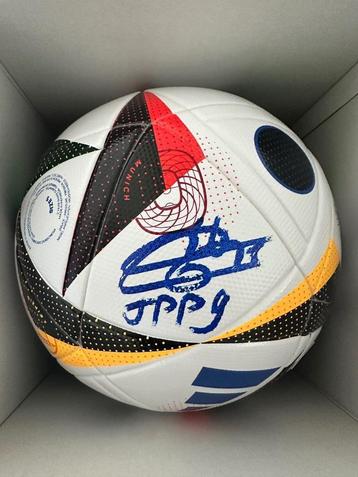 Voetbal: bal gesigneerd door Jean-Pierre Papin JPP beschikbaar voor biedingen