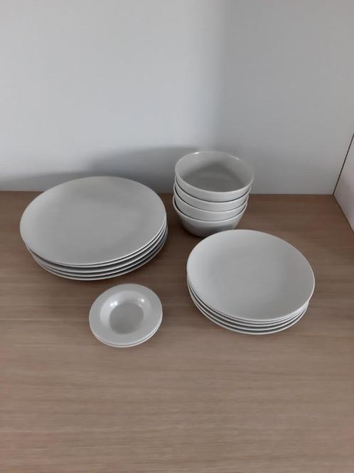Set borden en kommen, Huis en Inrichting, Keuken | Servies, Bord(en), Ophalen of Verzenden