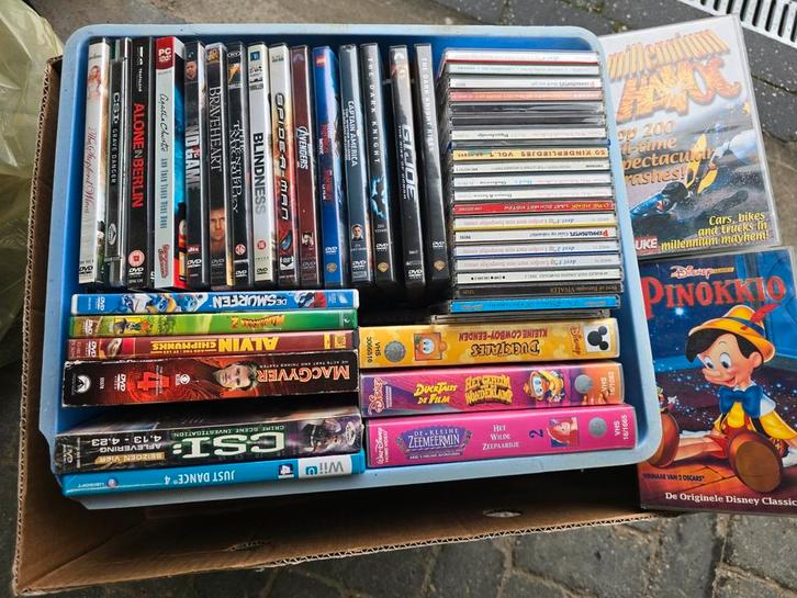 volle bak met DVD's DVD films
een paar muziek cd's, Cd's en Dvd's, Dvd's | Overige Dvd's, Zo goed als nieuw, Ophalen