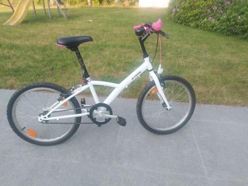 B'TWIN Kinderfiets 20 inch – Voor 6-9 jaar – Wit met fuchsia, Fietsen en Brommers, Fietsen | Meisjes, Zo goed als nieuw, 20 inch