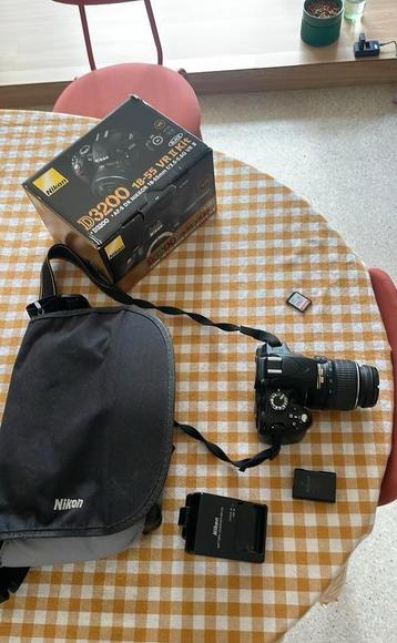 Nikon D3200 + AF-S DX NIKKOR 18-55mm + sd kaart 8 Gb beschikbaar voor biedingen