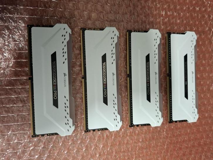 32gb DDR4 3200/CL16 Corsair Vengeance Pro RGB (White), Computers en Software, RAM geheugen, Zo goed als nieuw, Desktop, 32 GB