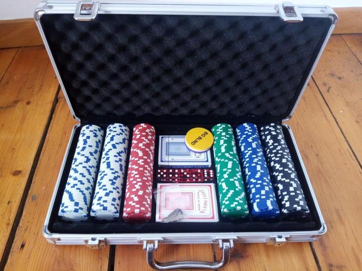 Mallette poker, Hobby en Vrije tijd, Gezelschapsspellen | Kaartspellen, Zo goed als nieuw, Vijf spelers of meer, Ophalen