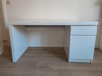 MALM bureau 140x65cm, Huis en Inrichting, Bureaus, Ophalen, Gebruikt, Bureau