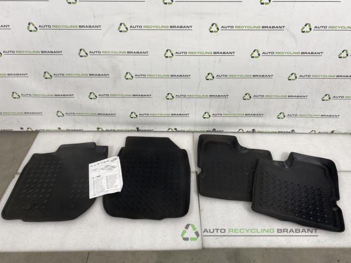 Matten Set van een Dacia Duster, Auto-onderdelen, Interieur en Bekleding, Gebruikt, 3 maanden garantie