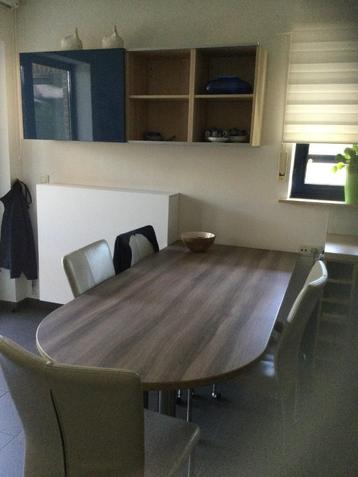 Stijlvolle, ruimtebesparende eettafel met modern design beschikbaar voor biedingen