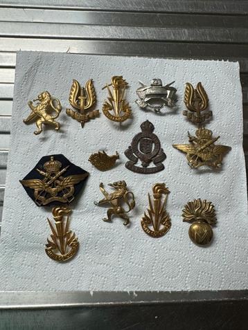 Lot insignes beschikbaar voor biedingen