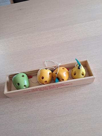 Montessori speelgoed Rijg fruit- worm beschikbaar voor biedingen