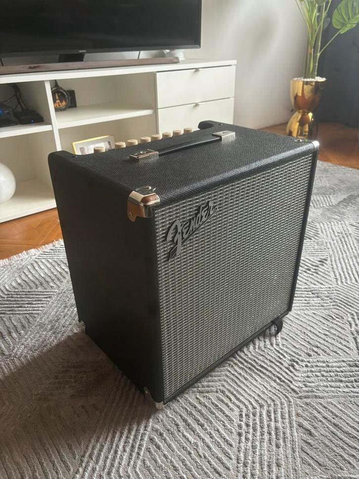 Bas versterker - Fender Rumble 40, Muziek en Instrumenten, Behuizingen en Koffers, Zo goed als nieuw, Ophalen