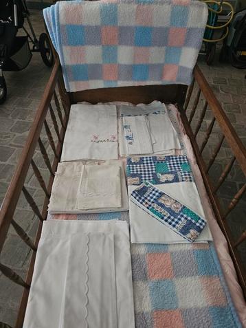Lit bébé en chêne avec matelas et accessoires neufs.  disponible aux enchères