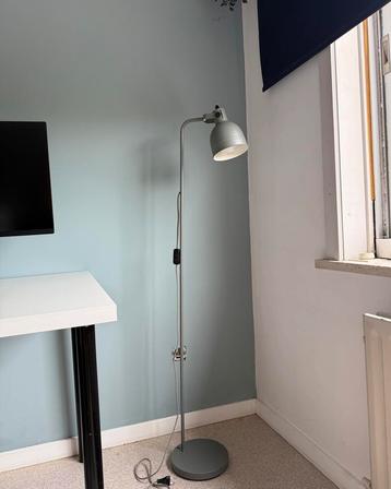 Grijze industriële lamp beschikbaar voor biedingen
