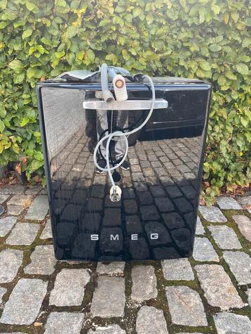 Vaatwasser smeg retro black met foutcode E8 beschikbaar voor biedingen