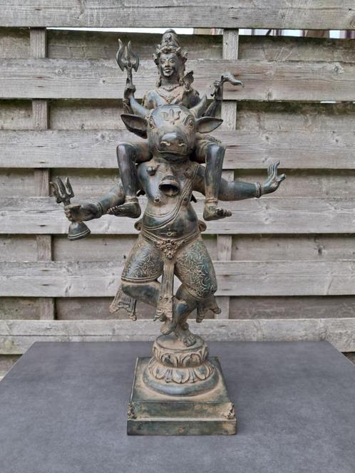 bronzen beeld van Shiva die op de heilige buffel Nandi/In ri, Antiek en Kunst, Kunst | Niet-Westerse kunst, Ophalen of Verzenden