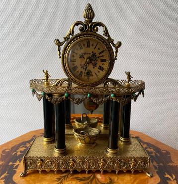 Horloge de cheminée mécanique ancienne