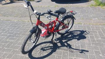Kinderfiets maat 20 inch in goede staat met staander + helm beschikbaar voor biedingen