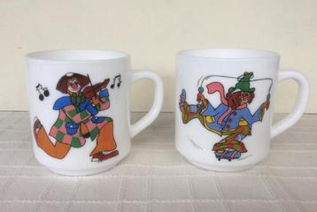 2 witte Arcopal tassen muzikale clowns ‘70 beschikbaar voor biedingen