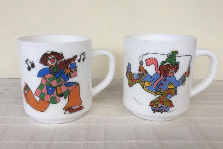 2 witte Arcopal tassen muzikale clowns ‘70, Huis en Inrichting, Keuken | Servies, Zo goed als nieuw, Kop(pen) en/of Schotel(s)