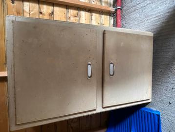Stevige vintage kast met 2 deuren. beschikbaar voor biedingen
