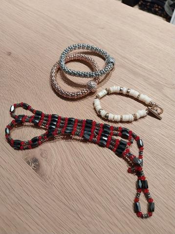 4 armbanden  beschikbaar voor biedingen
