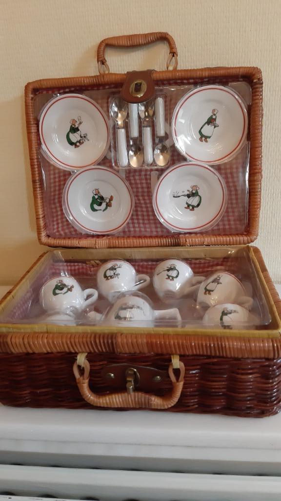 Mini service à thé Bécassine dans sa valisette en osier., Verzamelen, Porselein, Kristal en Bestek, Zo goed als nieuw, Kop en/of schotel