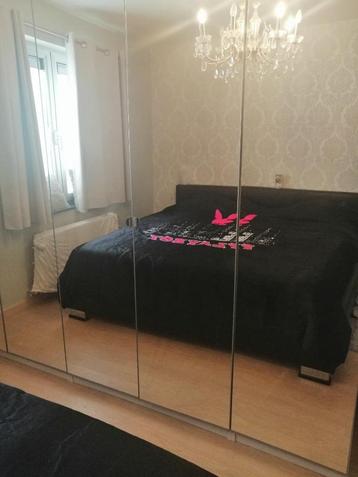 King Size tweepersoonsbed op elegante pootjes beschikbaar voor biedingen