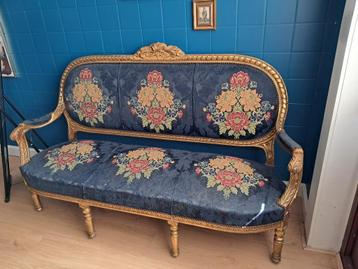 Antieke goud gegarneerde salon zetel + 2 unieke armstoelen beschikbaar voor biedingen