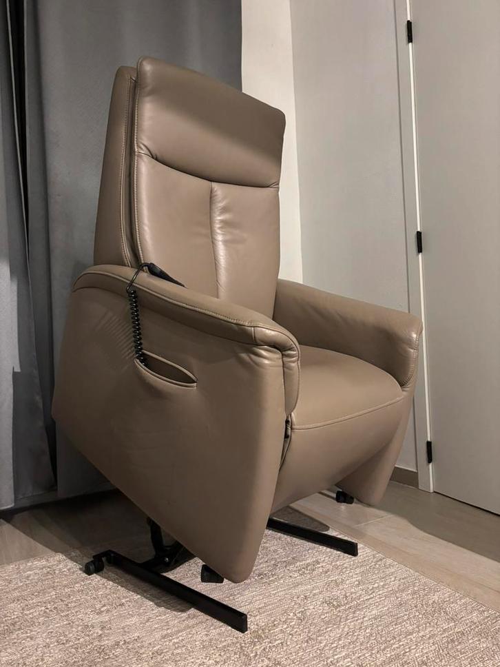 Lederen elektrische relaxzetel met sta op functie, Huis en Inrichting, Fauteuils, Zo goed als nieuw, Leer, Ophalen