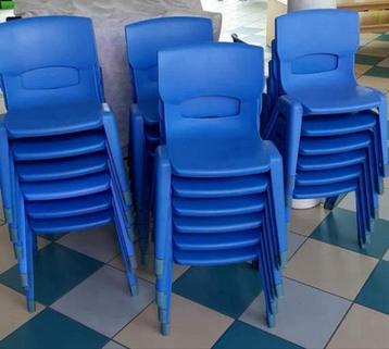 Chaises pour enfants en plastique bleu robuste (31 pièces)