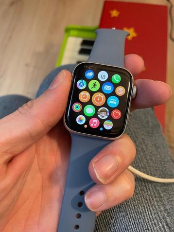 Apple Watch Series 4, 44 mm, édition Nike 