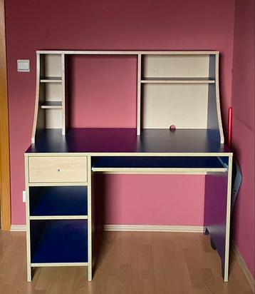Chambre enfant: 2 lits superposés, commode, bureau, étagère