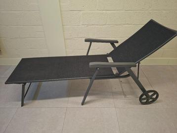 Zonnebed met matras beschikbaar voor biedingen