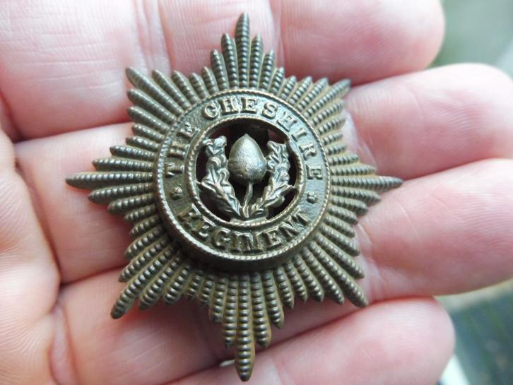 WO1 Engelse cap badge (pet embleem) Cheshire Regiment, Verzamelen, Militaria | Algemeen, Landmacht, Embleem of Badge, Verzenden